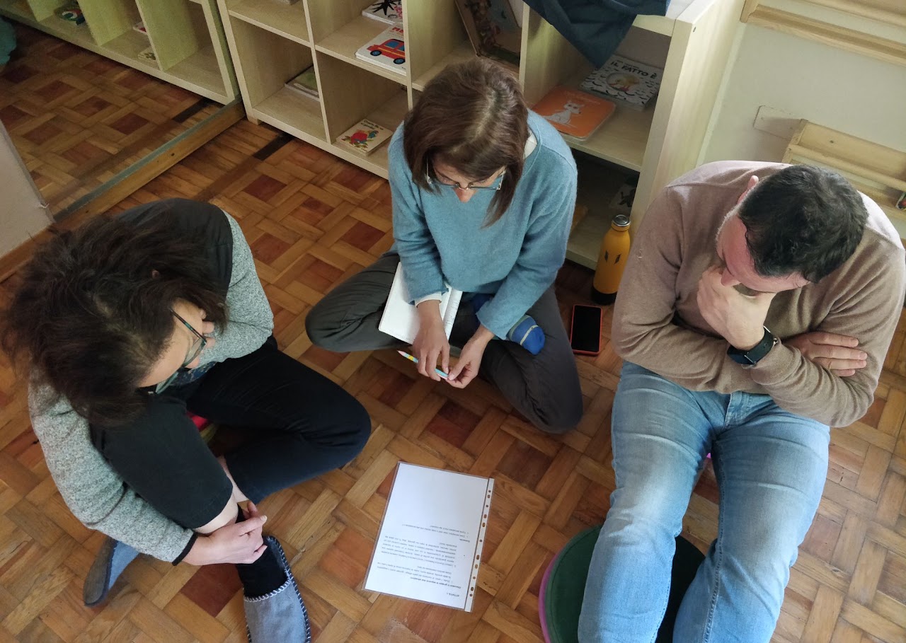 Un gruppo in cerchio durante un laboratorio